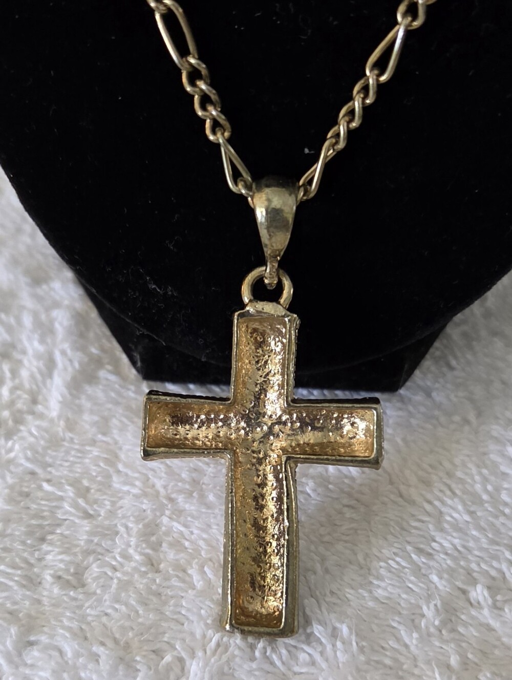 Vintage Gold Textured 2" Crucifix Cross Pendant 20" Figaro Chain Necklace - Picture 4 of 4
